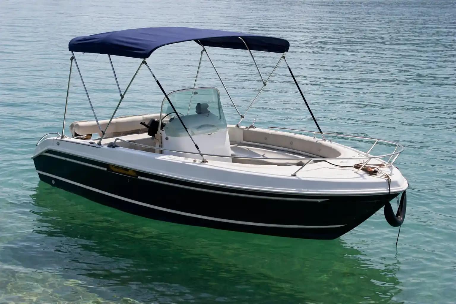 Location de bateau sans permis Annecy naviguer lac annecy